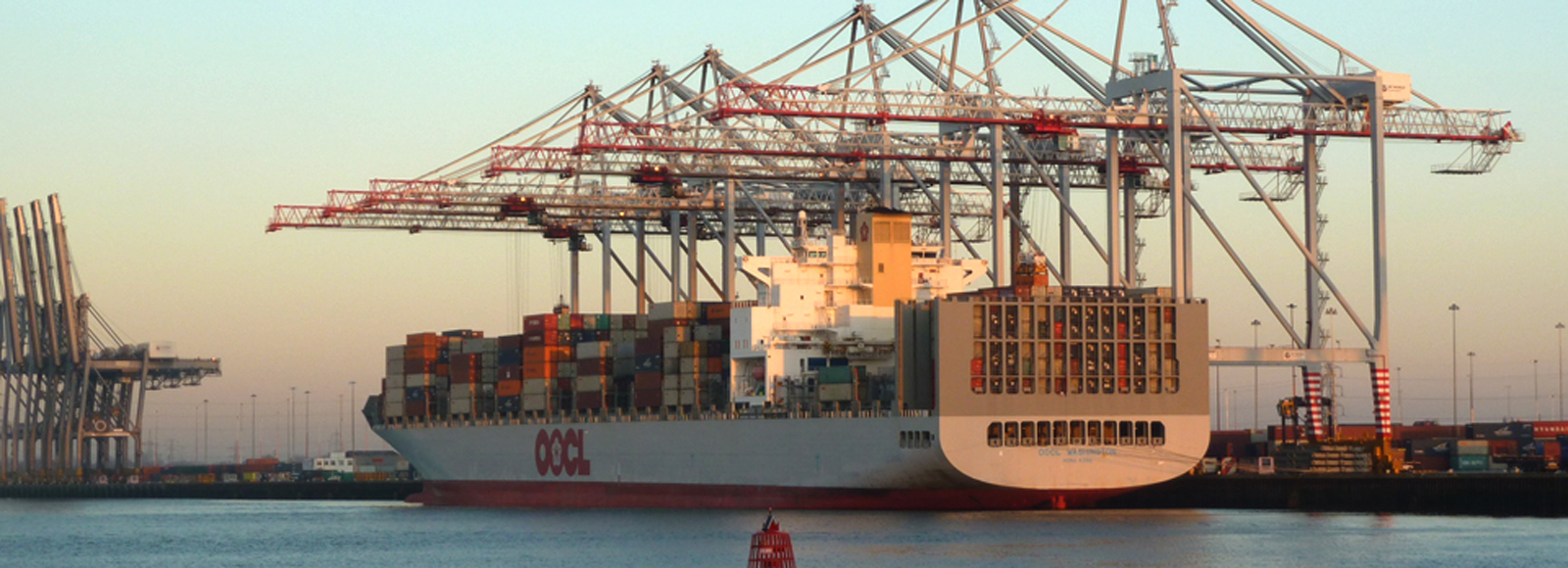 Containerschiff im Hafen